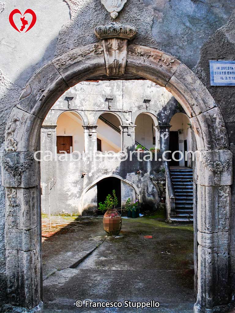 Portale Lapideo del Centro Storico di Tortora (CS) Portale Lapideo del Centro Storico di Tortora (CS)