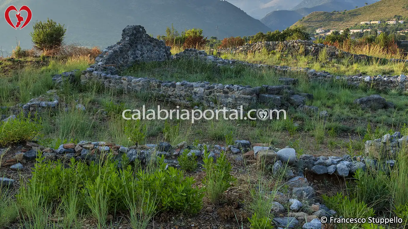 Scorcio del Capitolium di Blanda presso il Parco Archeologico di Blanda a Tortora Scorcio del Capitolium di Blanda presso il Parco Archeologico di Blanda a Tortora