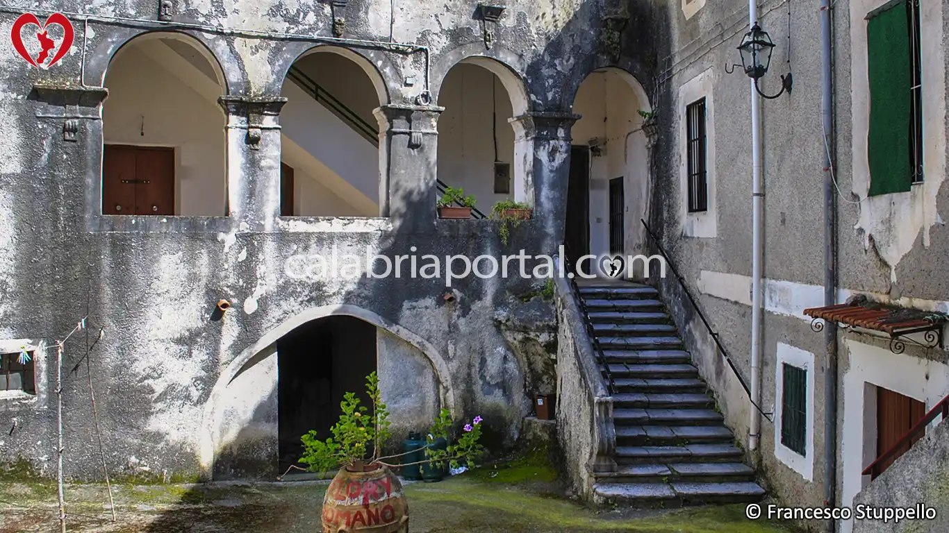Scorcio del Palazzo Lomonaco-Melazzi nel Centro Storico di Tortora Scorcio del Palazzo Lomonaco-Melazzi nel Centro Storico di Tortora