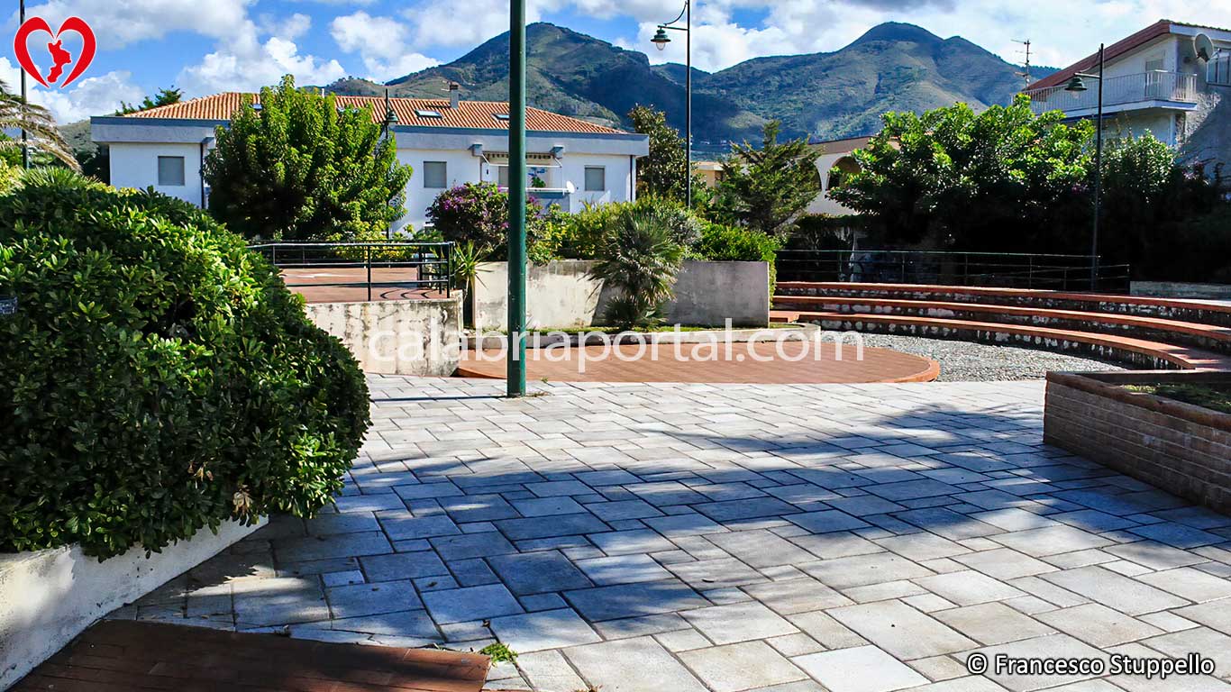Piazza Leonardo da Vinci a Tortora Marina (CS)