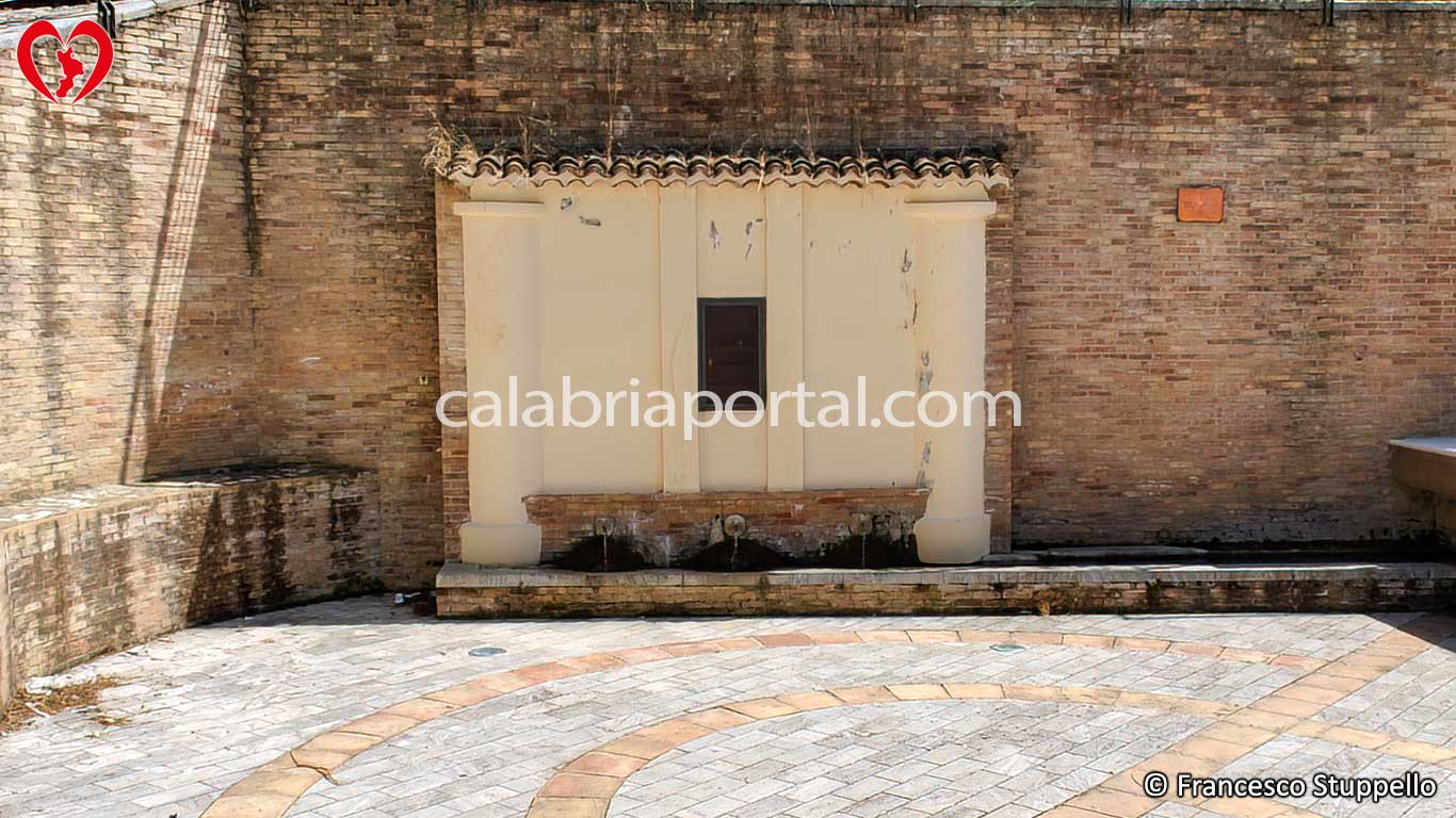 Fontana Vecchia a Vaccarizzo Albanese (CS) Fontana Vecchia a Vaccarizzo Albanese (CS)