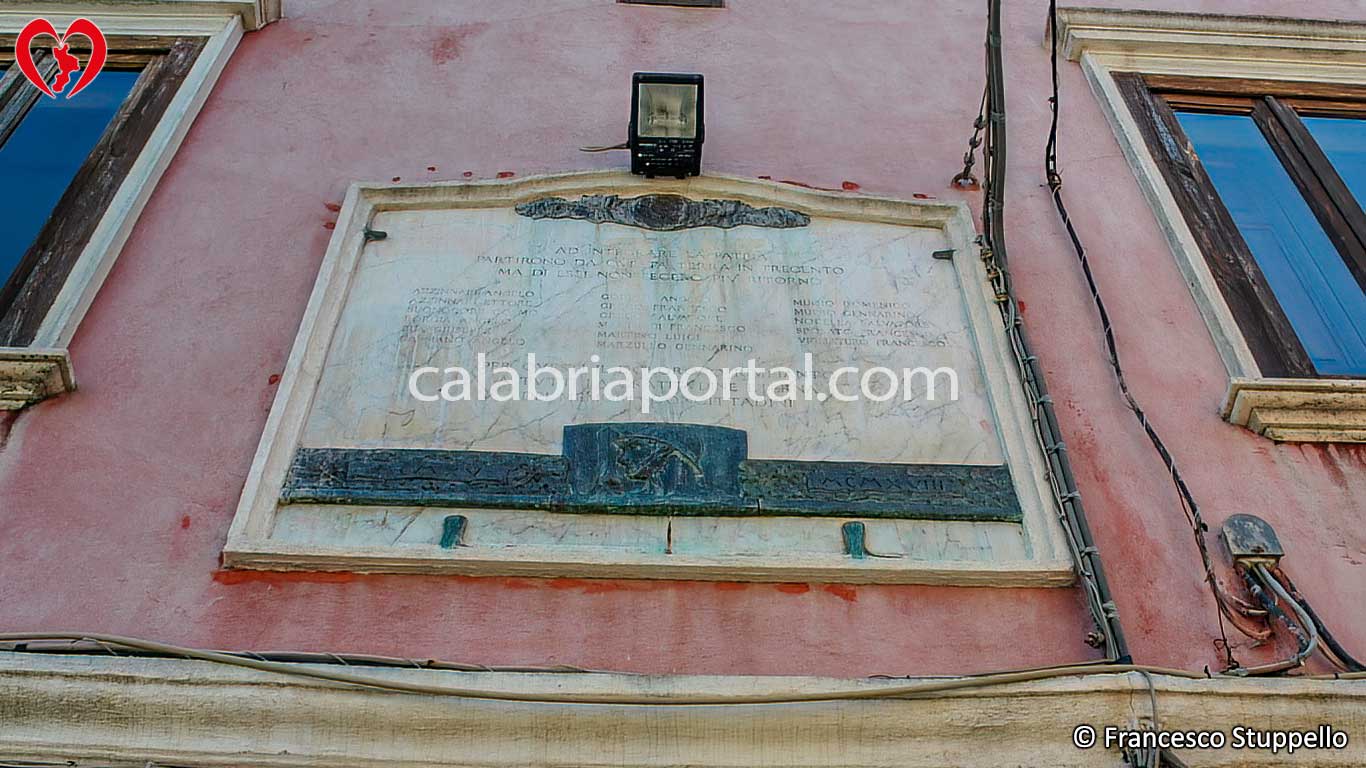 Monumento ai Caduti per la Patria del 1915-18 di Vaccarizzo Albanese (CS) Monumento ai Caduti per la Patria del 1915-18 di Vaccarizzo Albanese (CS)