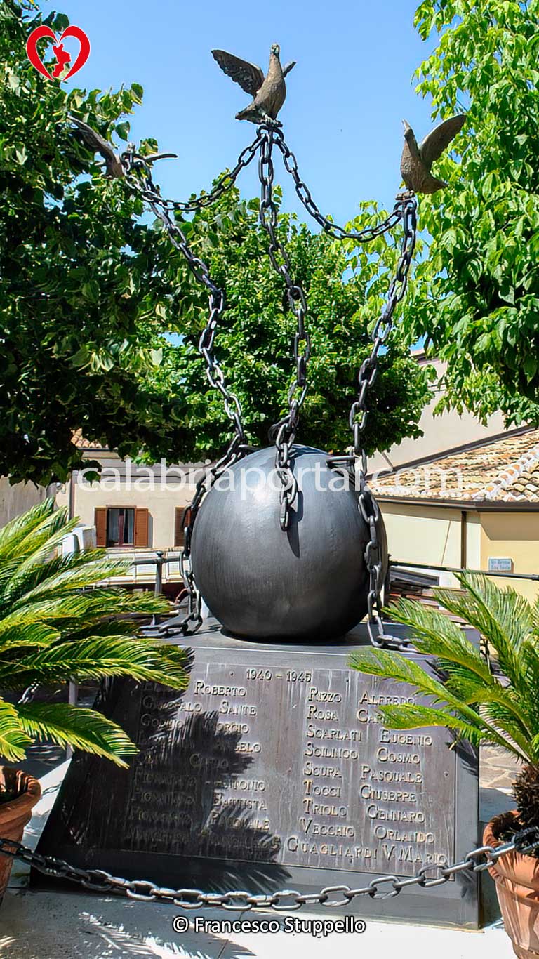 Monumento ai Caduti per la Patria del 1940-45 di Vaccarizzo Albanese (CS) Monumento ai Caduti per la Patria del 1940-45 di Vaccarizzo Albanese (CS)