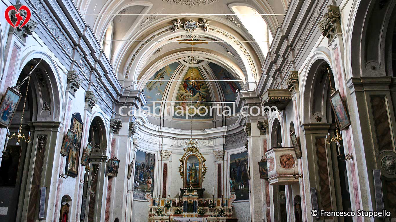 Interno della Chiesa di Santa Maria Assunta a Verbicaro (CS) Interno della Chiesa di Santa Maria Assunta a Verbicaro (CS)