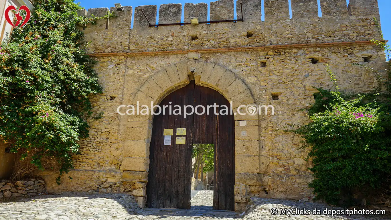 Porta d'Ingresso del Castello di Carlo V a Crotone Porta d'Ingresso del Castello di Carlo V a Crotone