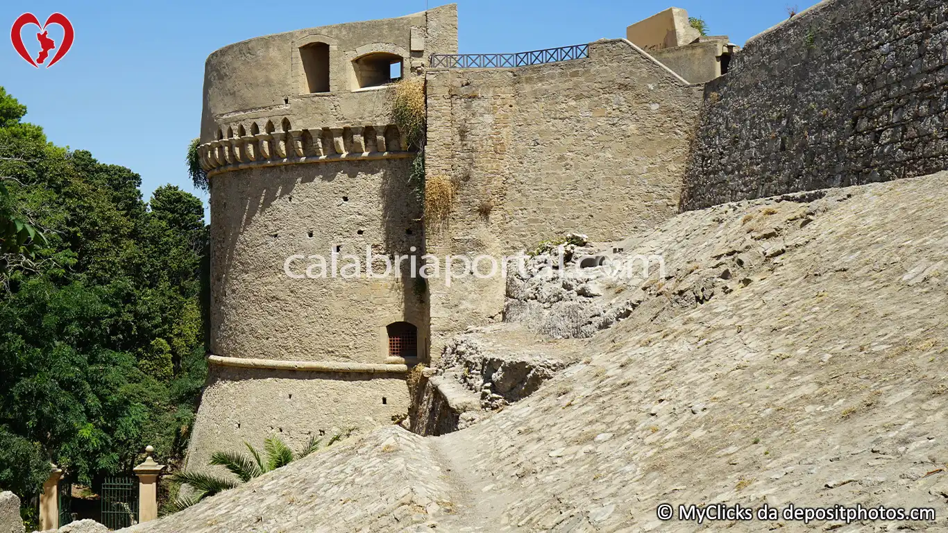 Scorcio della Torre Aiutante del Castello di Carlo V a Crotone Scorcio della Torre Aiutante del Castello di Carlo V a Crotone