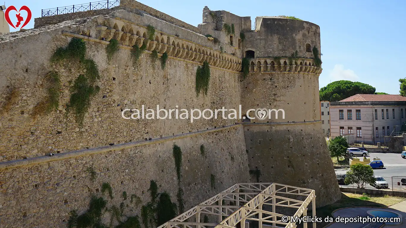 Scorcio della Torre Comandante del Castello di Carlo V a Crotone Scorcio della Torre Comandante del Castello di Carlo V a Crotone