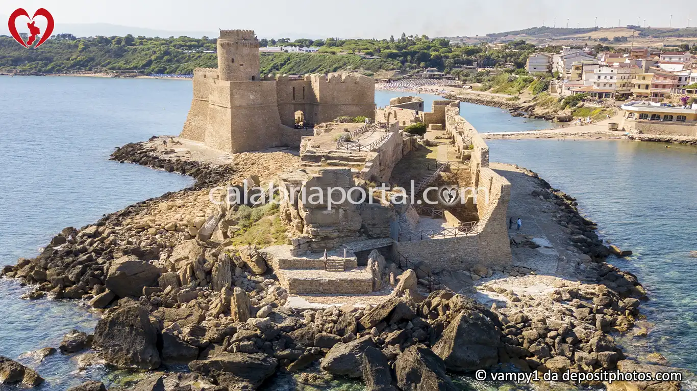 Scorcio della Fortezza Aragonese di Le Castella a Isola di Capo Rizzuto Scorcio della Fortezza Aragonese di Le Castella a Isola di Capo Rizzuto