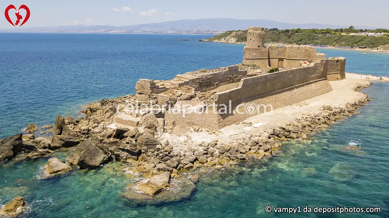 Veduta Panoramica della Fortezza Aragonese di Le Castella a Isola di Capo Rizzuto Veduta Panoramica della Fortezza Aragonese di Le Castella di Isola a Capo Rizzuto