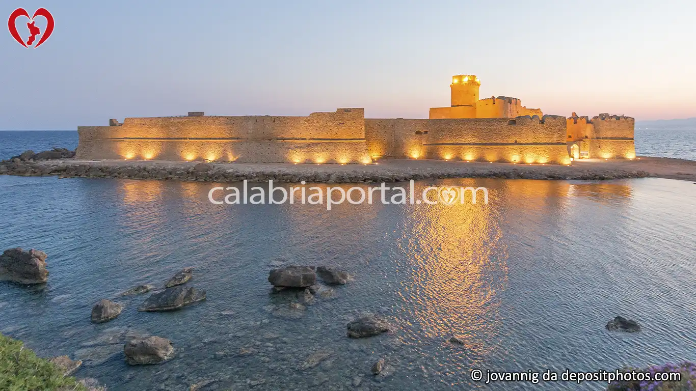 Scorcio Serale della Fortezza Aragonese di Le Castella Scorcio Serale della Fortezza Aragonese di Le Castella