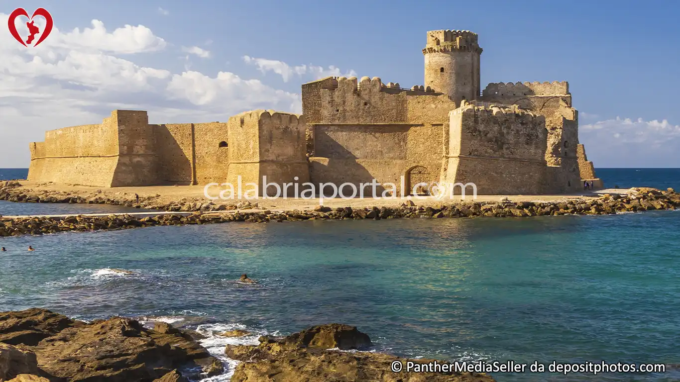 Fortezza Aragonese a Le Castella di Isola di Capo Rizzuto Fortezza Aragonese a Le Castella di Isola di Capo Rizzuto