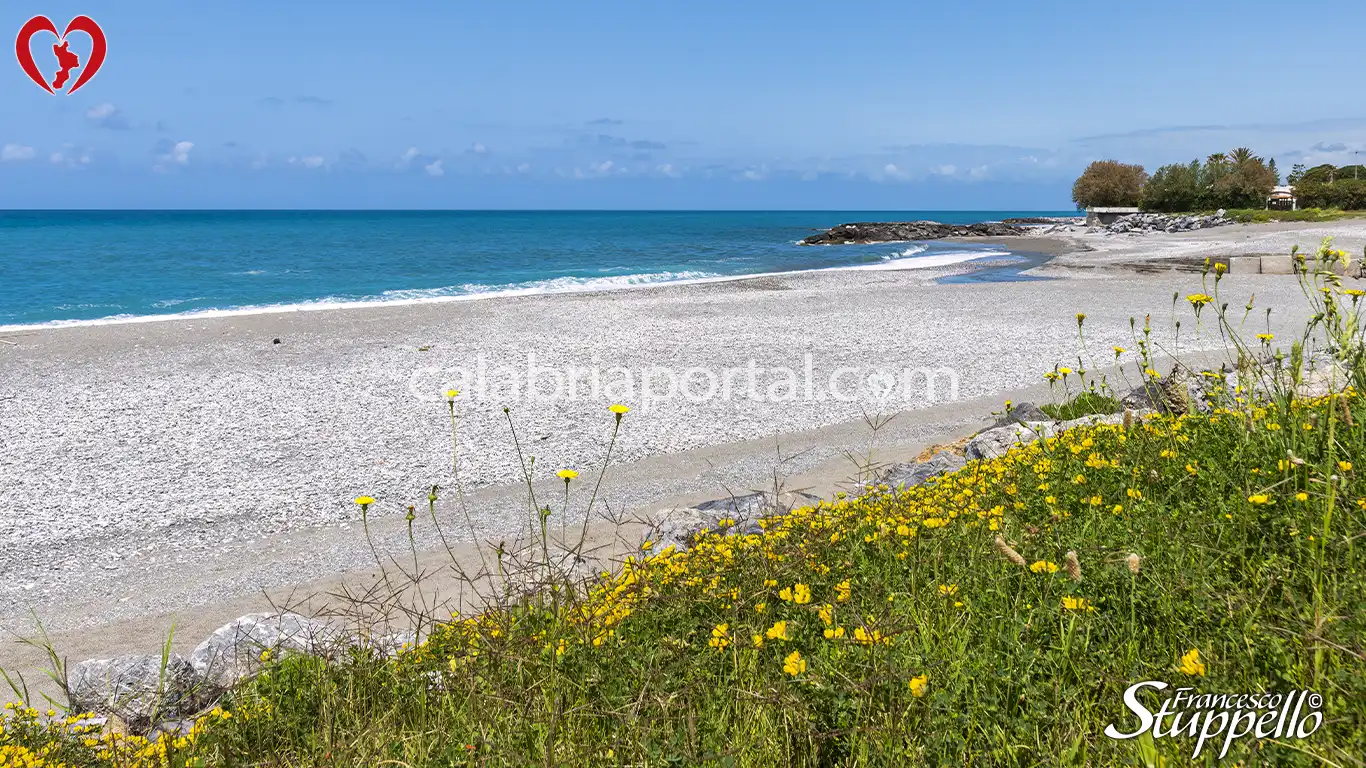 Scorcio della Spiaggia di Pietrabianca a Sangineto Scorcio della Spiaggia di Pietrabianca a Sangineto