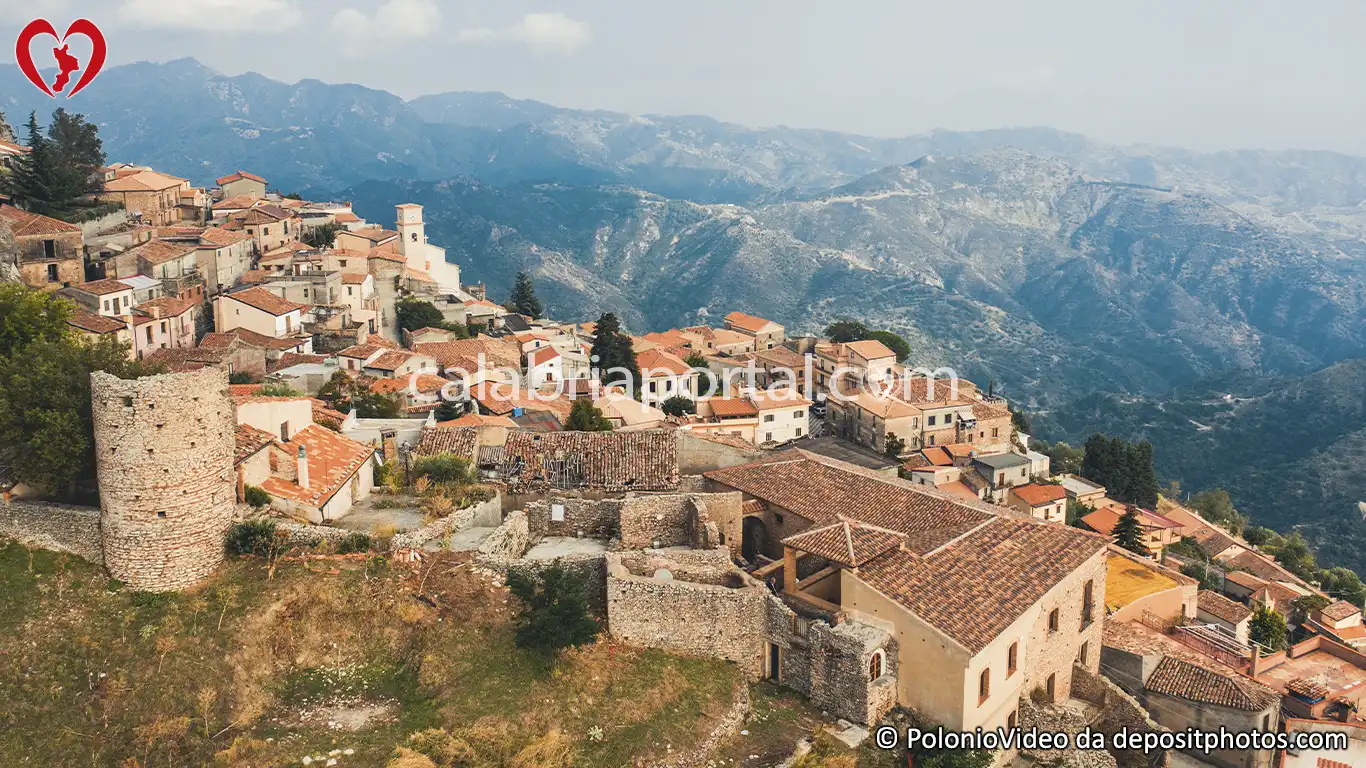 Scorcio del Palazzo Mesiani-Mazzacuva e della Torre Normanna a Bova Scorcio del Palazzo Mesiani-Mazzacuva e della Torre Normanna a Bova