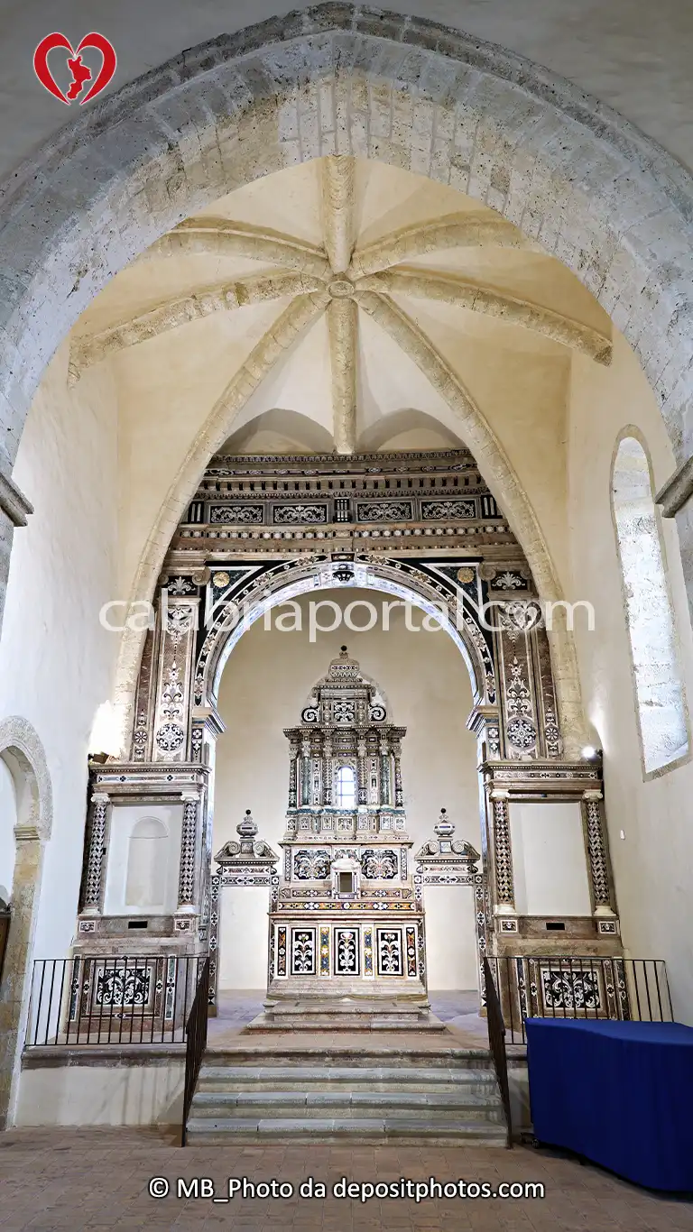 Arco Trionfale e Altare Maggiore della Chiesa di San Francesco d'Assisi a Gerace Arco Trionfale e Altare Maggiore della Chiesa di San Francesco d'Assisi a Gerace