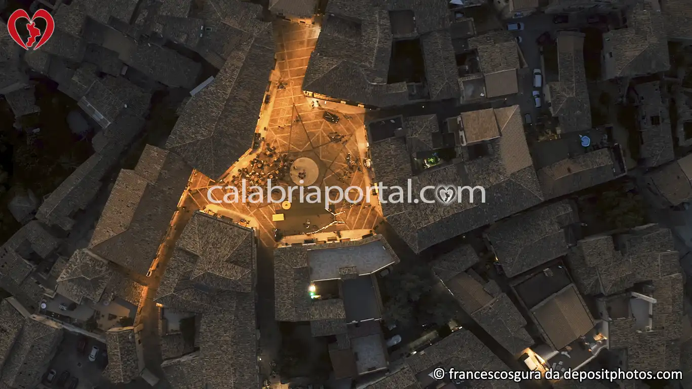 Veduta Aerea Notturna di Piazza del Tocco a Gerace Veduta Aerea Notturna di Piazza del Tocco a Gerace