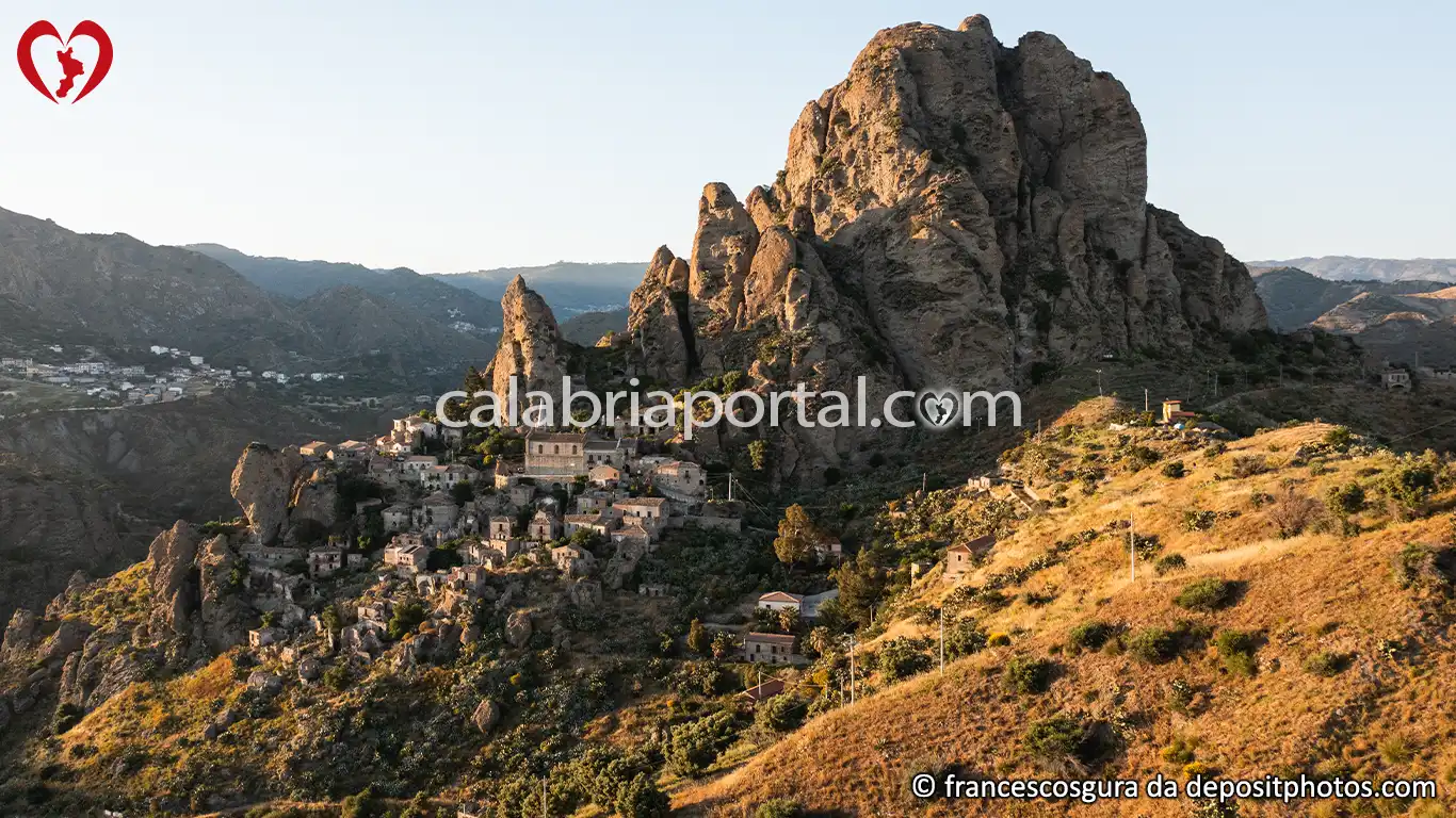 La Rupe del Monte Calvario che Sovrasta l'Abitato di Pentidattilo La Rupe del Monte Calvario che Sovrasta l'Abitato di Pentidattilo
