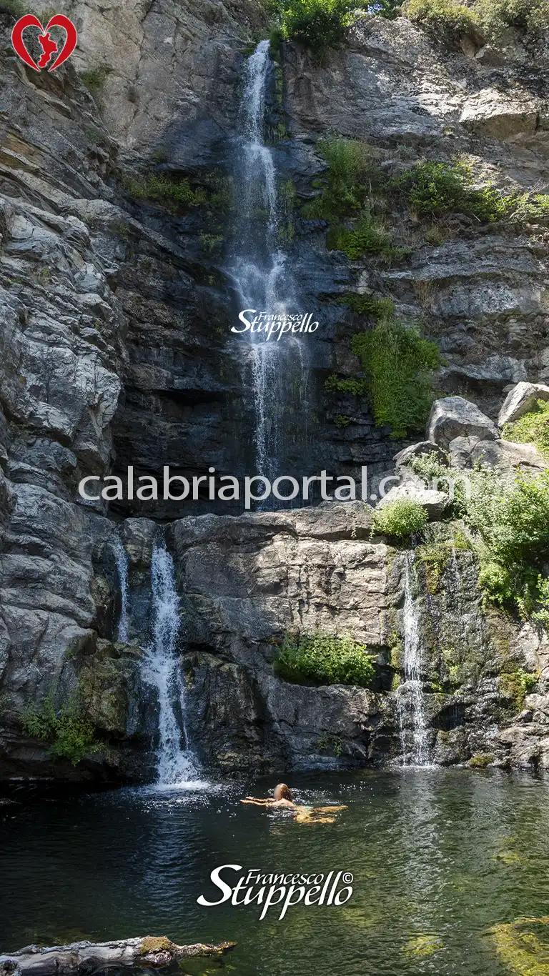 Escursionista che fa il Bagno nella Grande Vasca delle Cascate Forgiarelle Escursionista che fa il Bagno nella Grande Vasca delle Cascate Forgiarelle