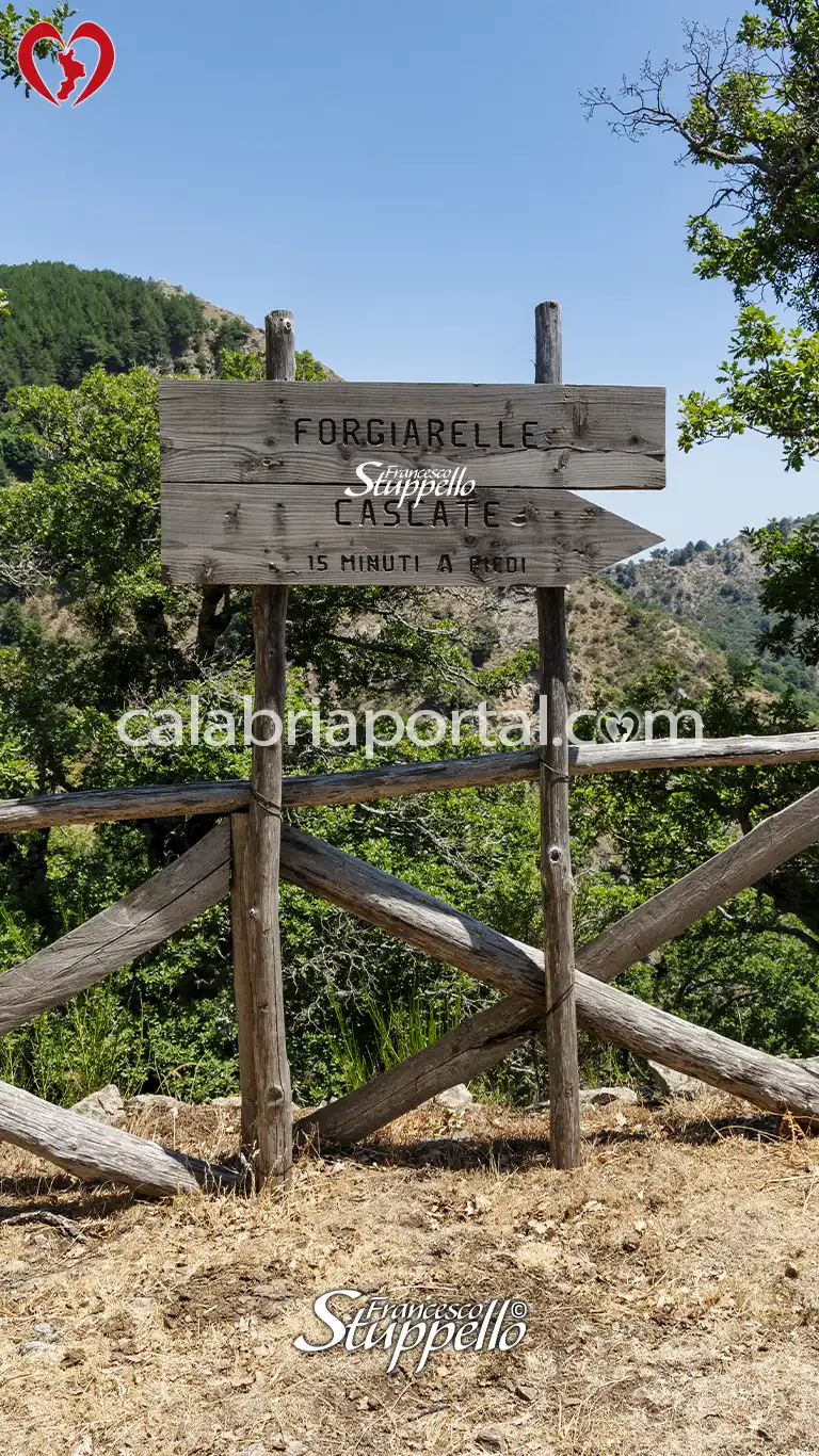Cartello di Indicazione per le Cascate Forgiarelle Cartello di Indicazione per le Cascate Forgiarelle