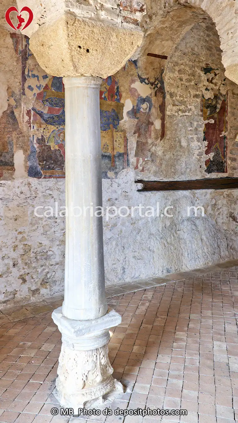 Colonna della Cattolica di Stilo con Capitello Corinzio posto al rovescio come basamento