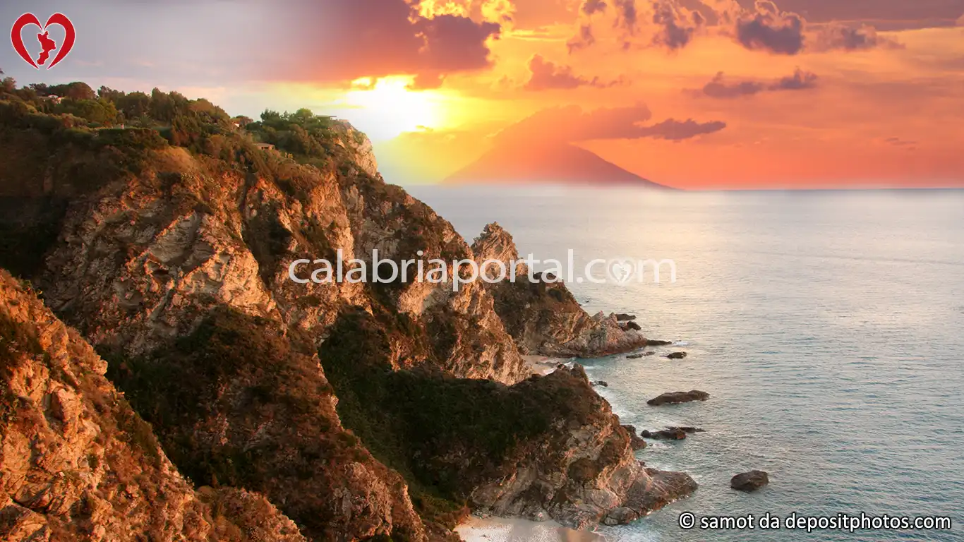 Scorcio di Capo Vaticano con lo Stromboli sullo Sfondo