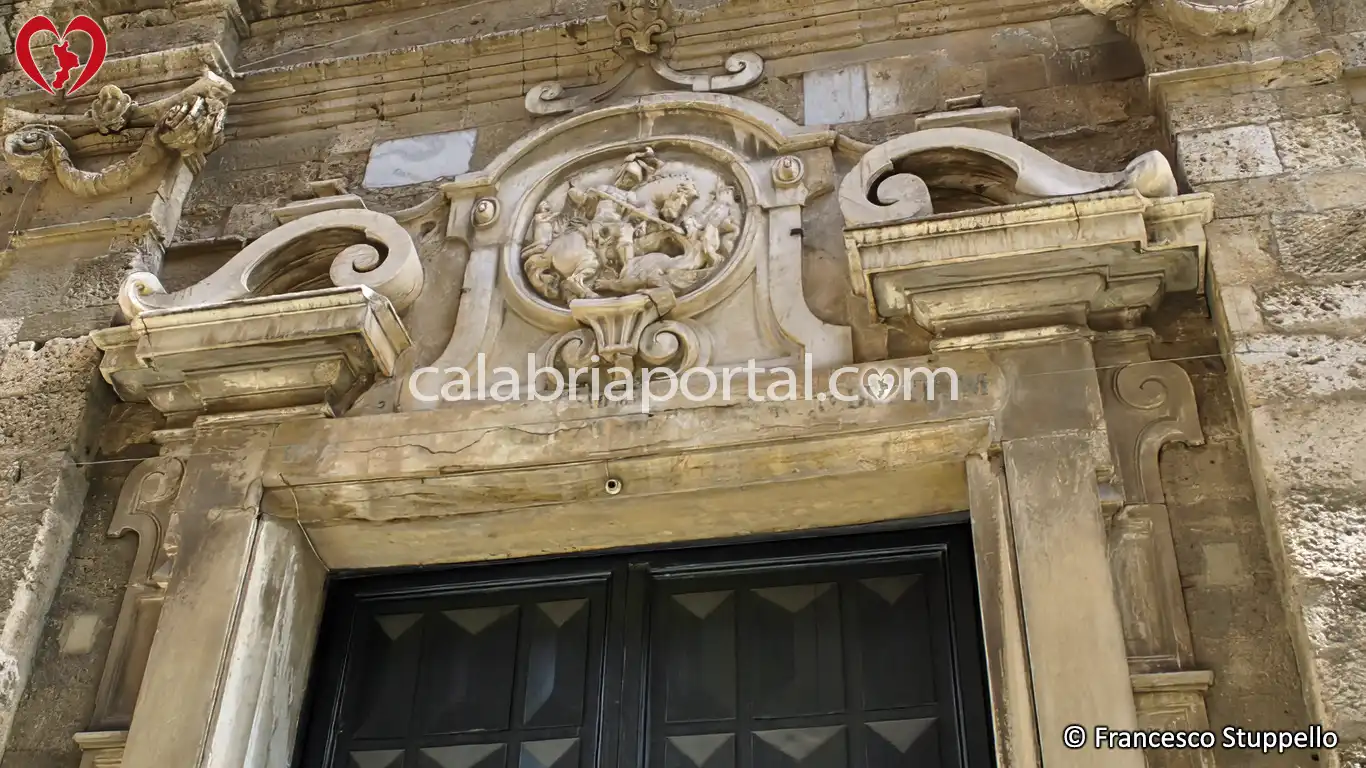 Scultura in alto rilievo del San Giorgio che uccide il Drago della Chiesa Matrice di Pizzo