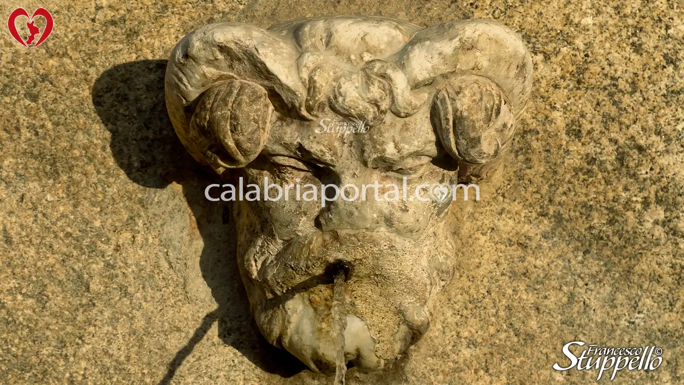 Mascherone a Figura Maschile con Corna d'Arieta della Fontana del Commercio a Pizzo Mascherone a Figura Maschile con Corna d'Arieta della Fontana del Commercio a Pizzo