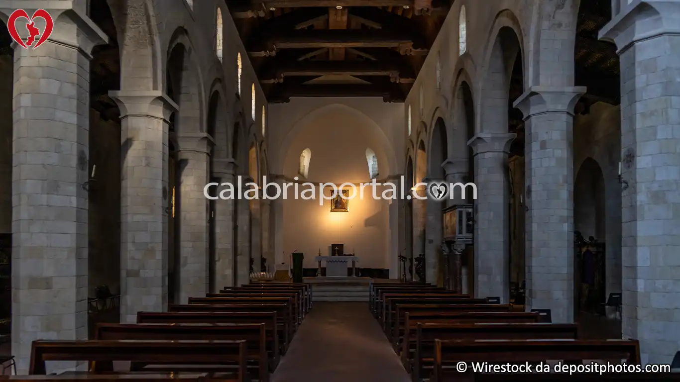 Navata Centrale della Cattedrale di Tropea Navata Centrale della Cattedrale di Tropea