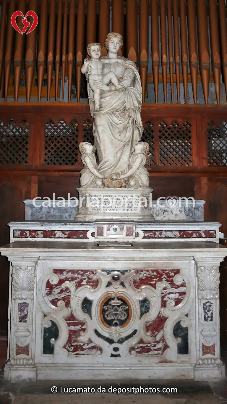 Scultura della Madonna del Popolo di fra Angelo da Montorsoli presso la Cattedrale di Tropea Scultura della Madonna del Popolo di fra Angelo da Montorsoli presso la Cattedrale di Tropea