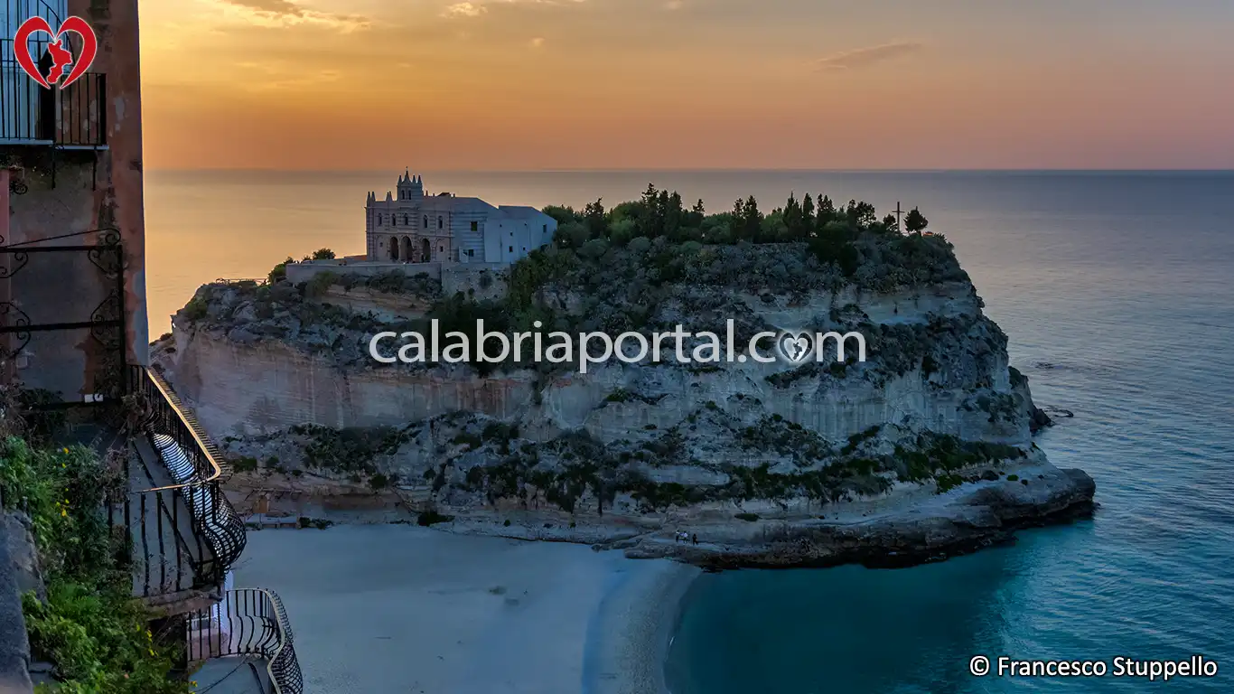 Santuario di Santa Maria dell'Isola a Tropea (VV)