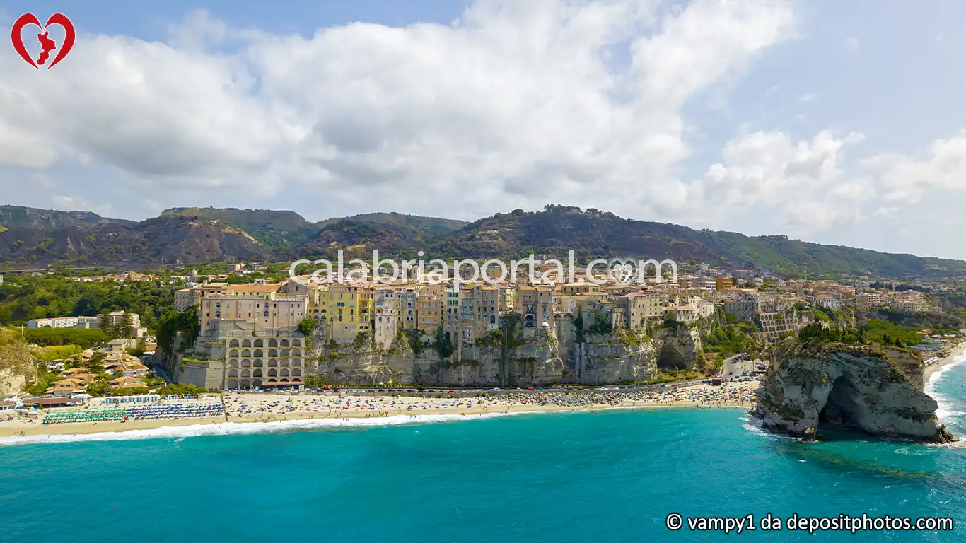 Veduta Aerea della Spiaggia della Rotonda a Tropea