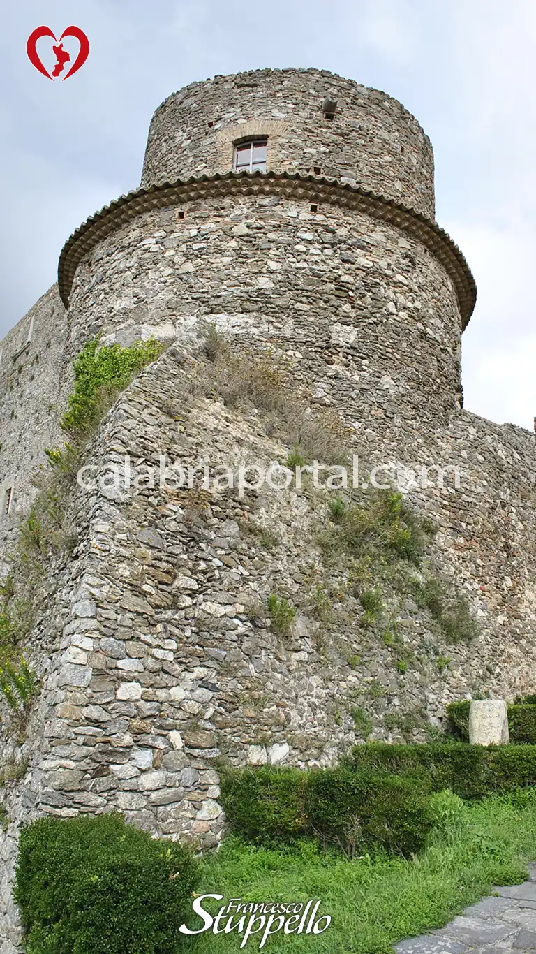 Torre Circolare del Castello Normanno-Svevo di Vibo Valentia Torre Circolare del Castello Normanno-Svevo di Vibo Valentia