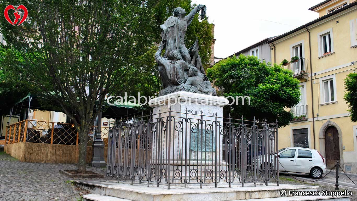 Monumento a Michele Morelli a Vibo Valentia