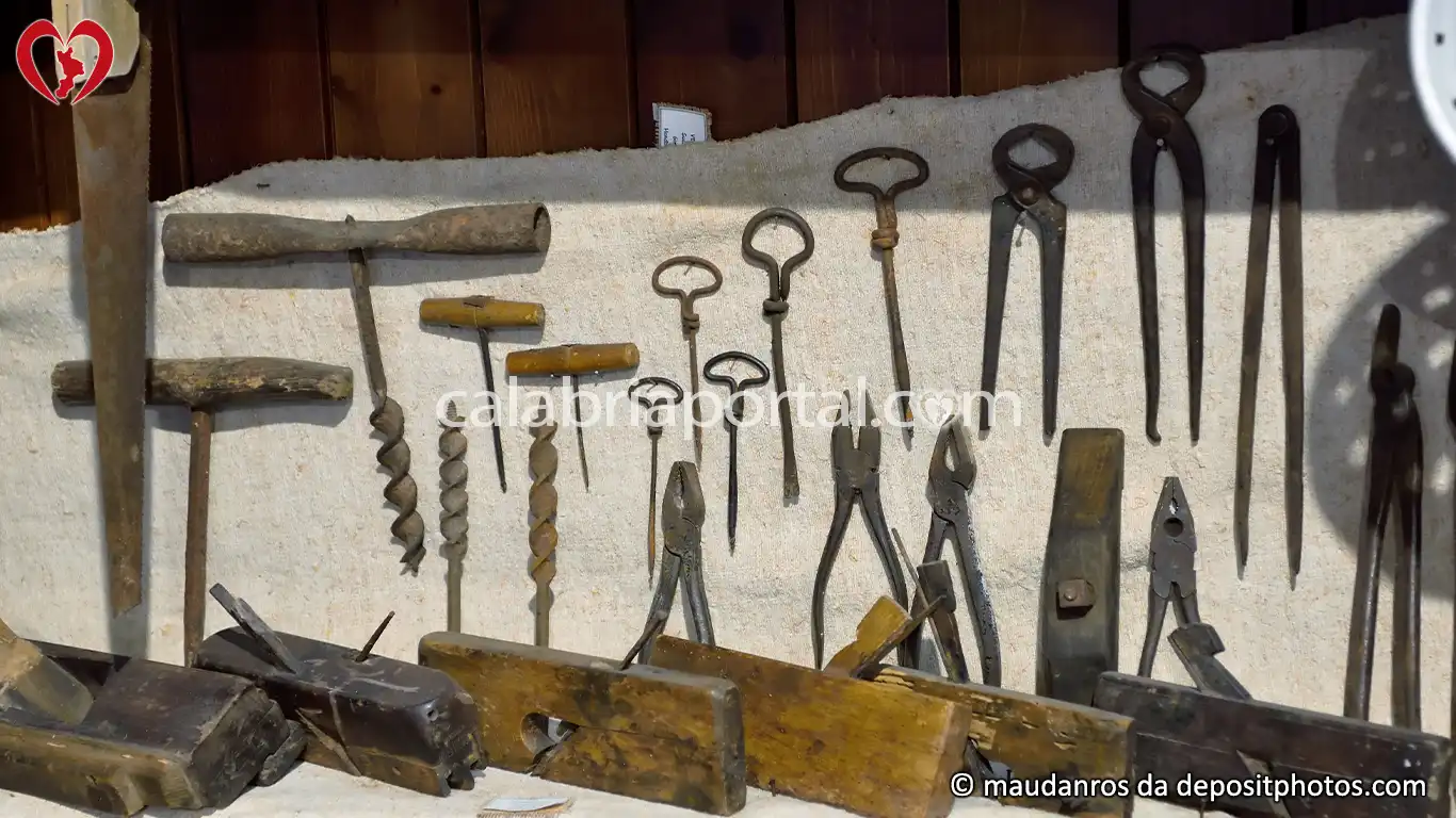 Esposizione del Museo Rupestre e della Civiltà Contadina a Zungri Esposizione del Museo Rupestre e della Civiltà Contadina a Zungri
