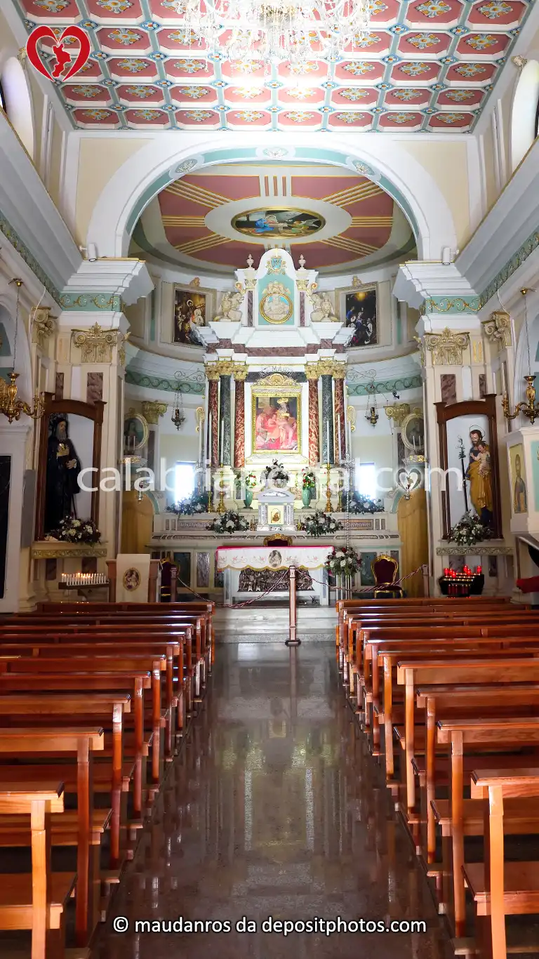 La Navata Centrale del Santuario della Madonna della Neve a Zungri La Navata Centrale del Santuario della Madonna della Neve a Zungri