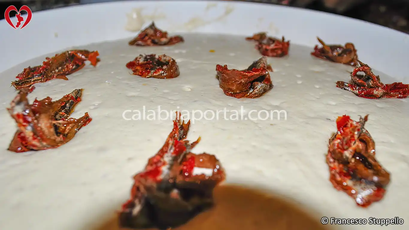 Ricetta delle Crespelle Calabresi con le Alici: fate lievitare l'impasto. Ricetta delle Crespelle Calabresi con le Alici: fate lievitare l'impasto.