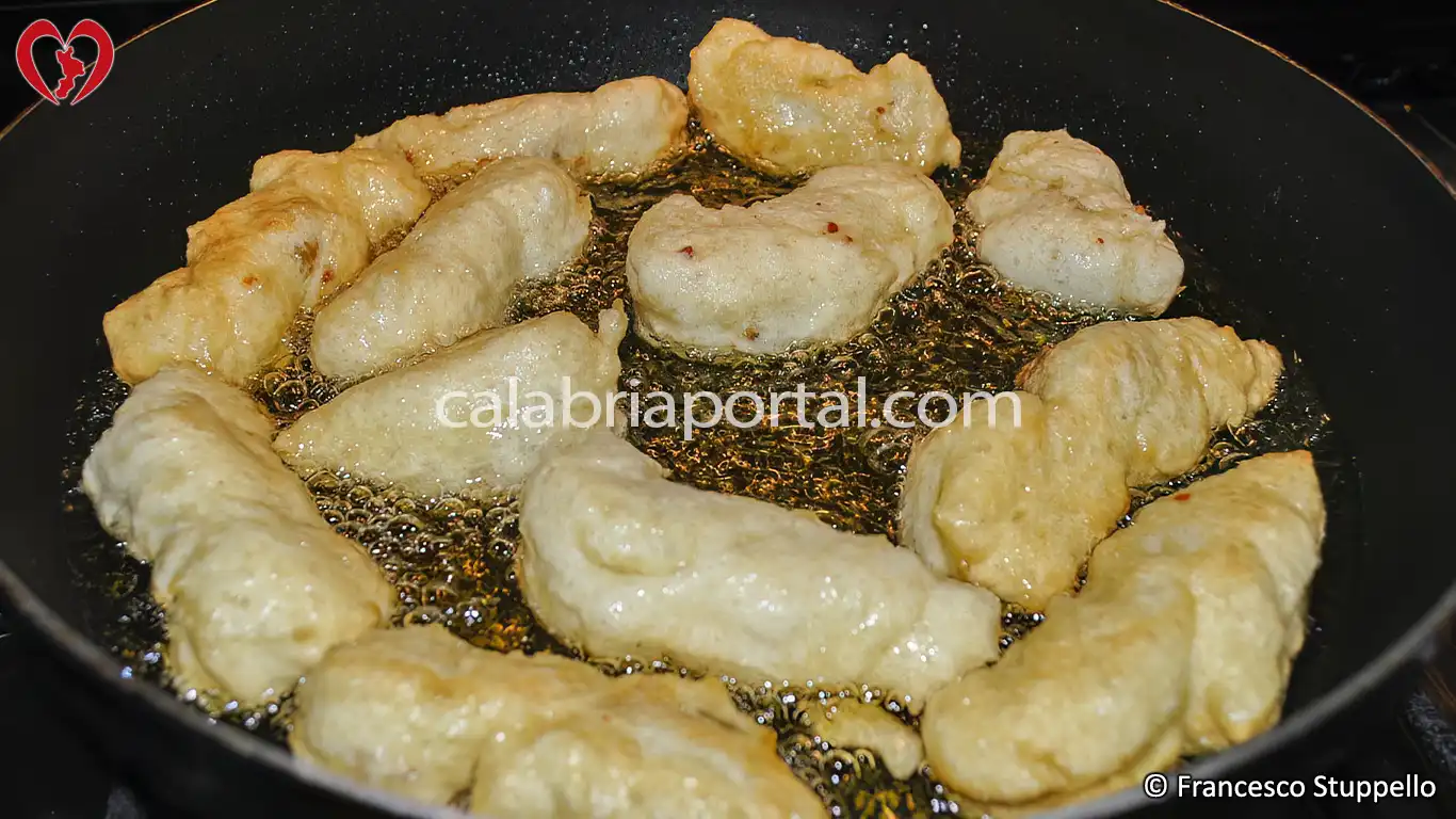Ricetta delle Crespelle Calabresi con le Alici: friggete le crespelle. Ricetta delle Crespelle Calabresi con le Alici: friggete le crespelle.