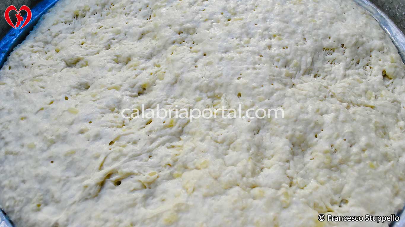 Pasta lievitata per preparare le crespelle calabresi