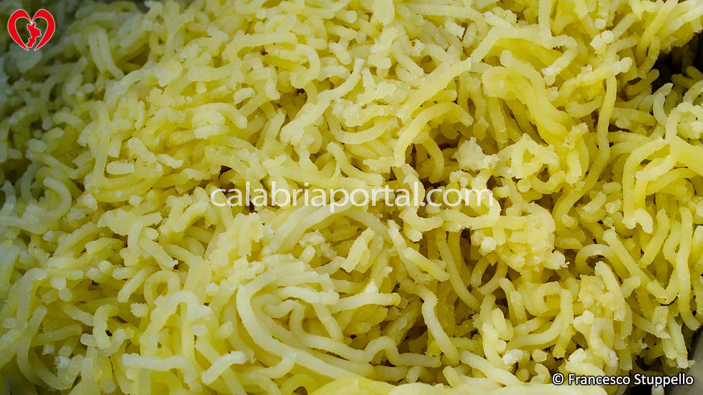 Patate lesse e schiacciate per preparare le crespelle calabresi
