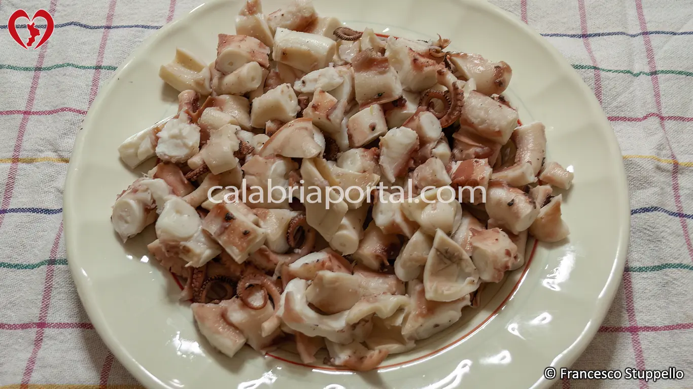 Ricetta dell'Insalata di Polpo e Patate alla Calabrese: tagliate a pezzetti il polpo. Ricetta dell'Insalata di Polpo e Patate alla Calabrese: tagliate a pezzetti il polpo.