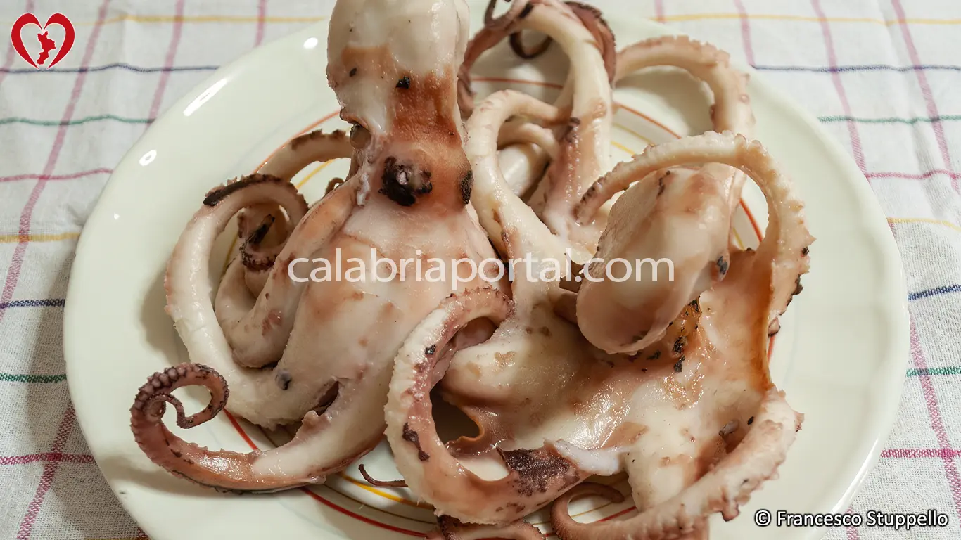Ricetta dell'Insalata di Polpo e Patate alla Calabrese: fate cuocere il polpo Ricetta dell'Insalata di Polpo e Patate alla Calabrese: fate cuocere il polpo