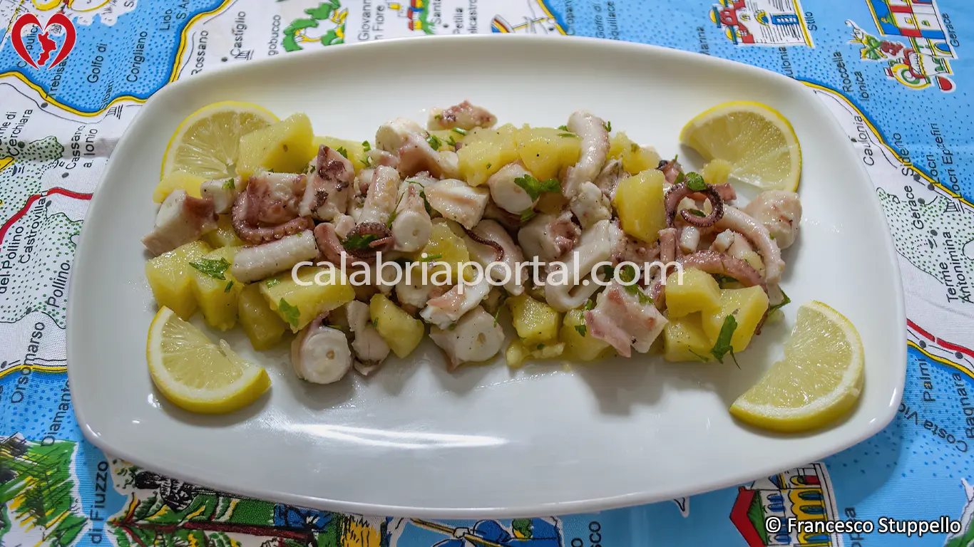 Ricetta dell'Insalata di Polpo e Patate alla Calabrese: impiattate e servite. Ricetta dell'Insalata di Polpo e Patate alla Calabrese: impiattate e servite.