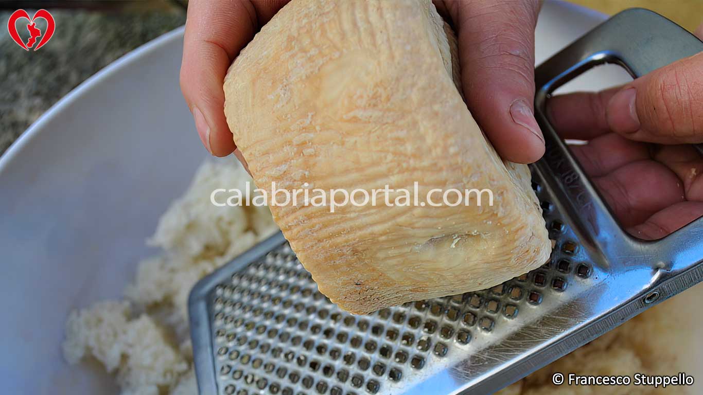 Ricetta delle Polpette di Carnevale di Tortora: grattugiate il formaggio Ricetta delle Polpette di Carnevale di Tortora: grattugiate il formaggio