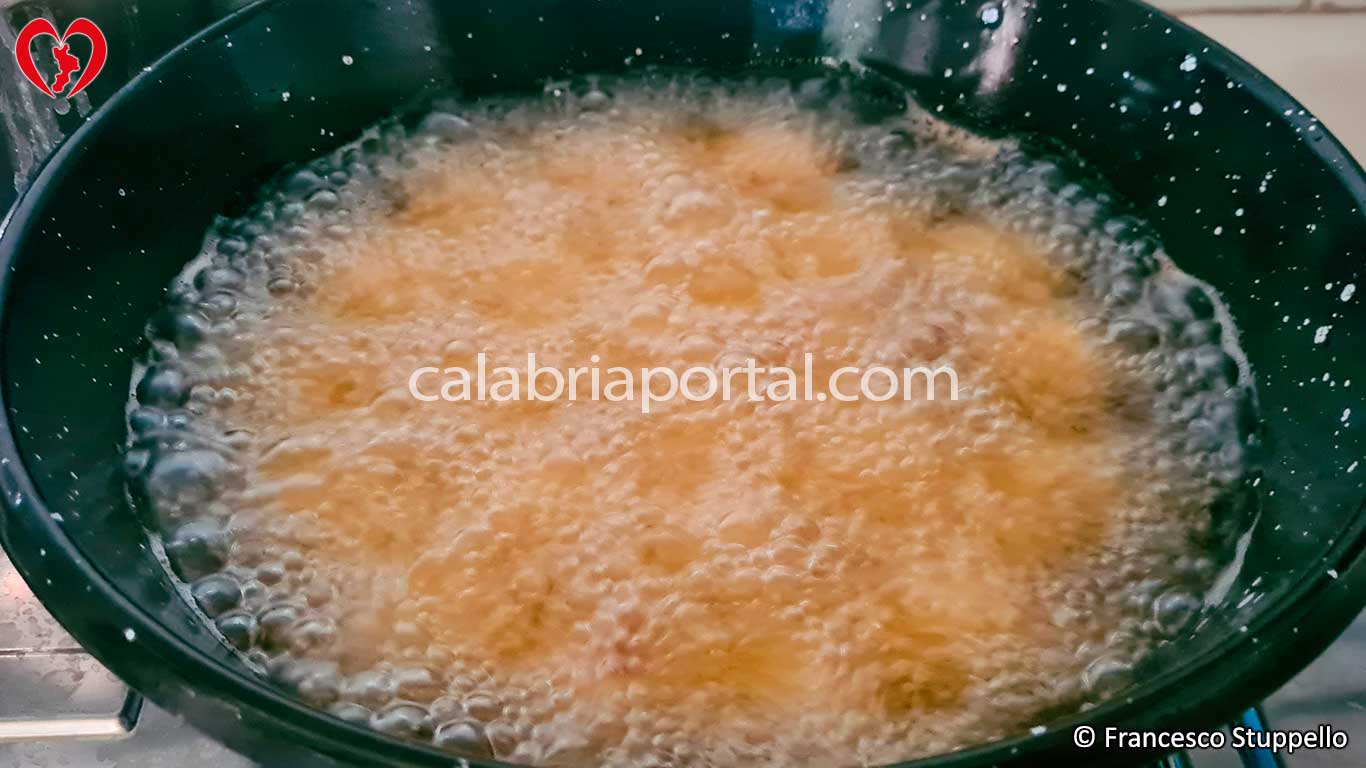 Ricetta delle Polpette di Carnevale di Tortora: frittura delle polpette Ricetta delle Polpette di Carnevale di Tortora: frittura delle polpette