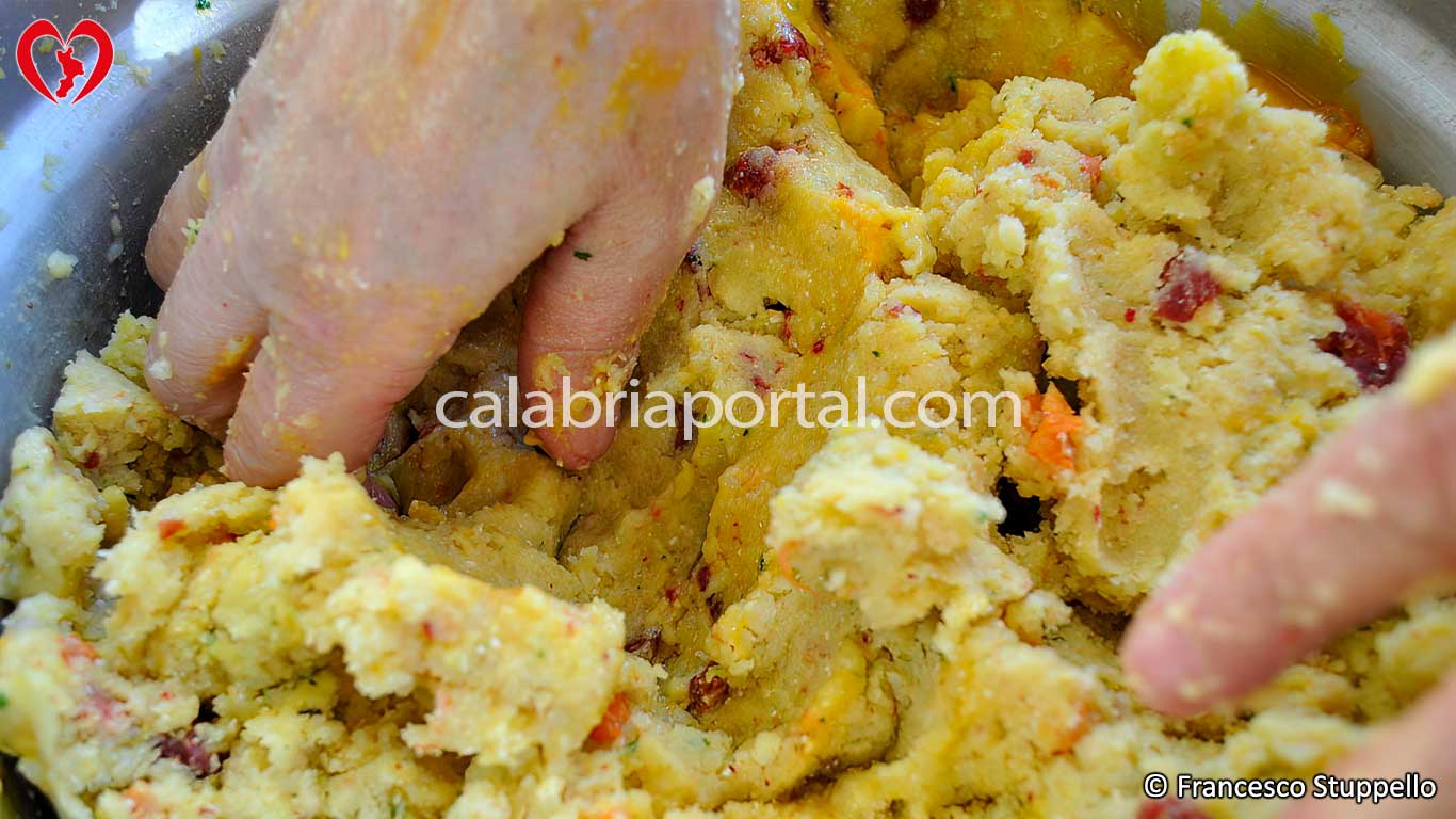 Ricetta delle Polpette di Carnevale di Tortora: impasto Ricetta delle Polpette di Carnevale di Tortora: impasto