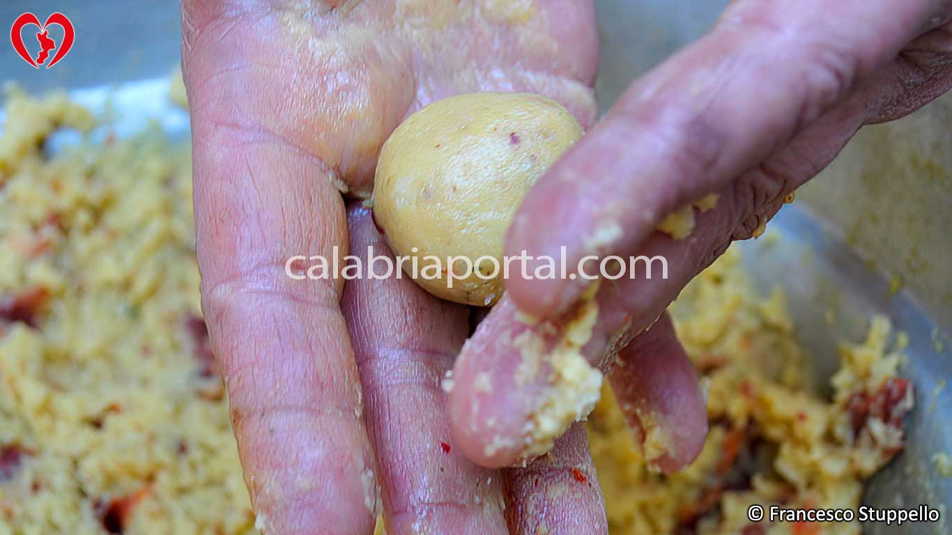 Ricetta delle Polpette di Carnevale di Tortora: realizzate le polpette Ricetta delle Polpette di Carnevale di Tortora: realizzate le polpette
