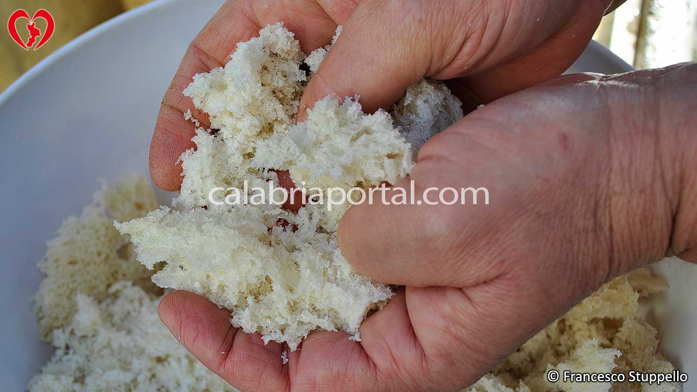 Ricetta delle Polpette di Carnevale di Tortora: sbriciolate la mollica di pane raffermo Ricetta delle Polpette di Carnevale di Tortora: sbriciolate la mollica di pane raffermo