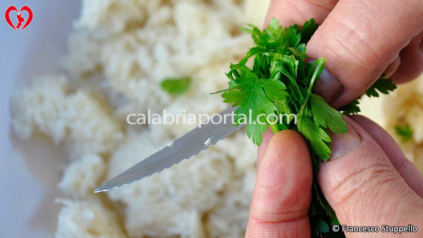 Ricetta delle Polpette di Carnevale di Tortora: tritate il prezzemolo Ricetta delle Polpette di Carnevale di Tortora: tritate il prezzemolo