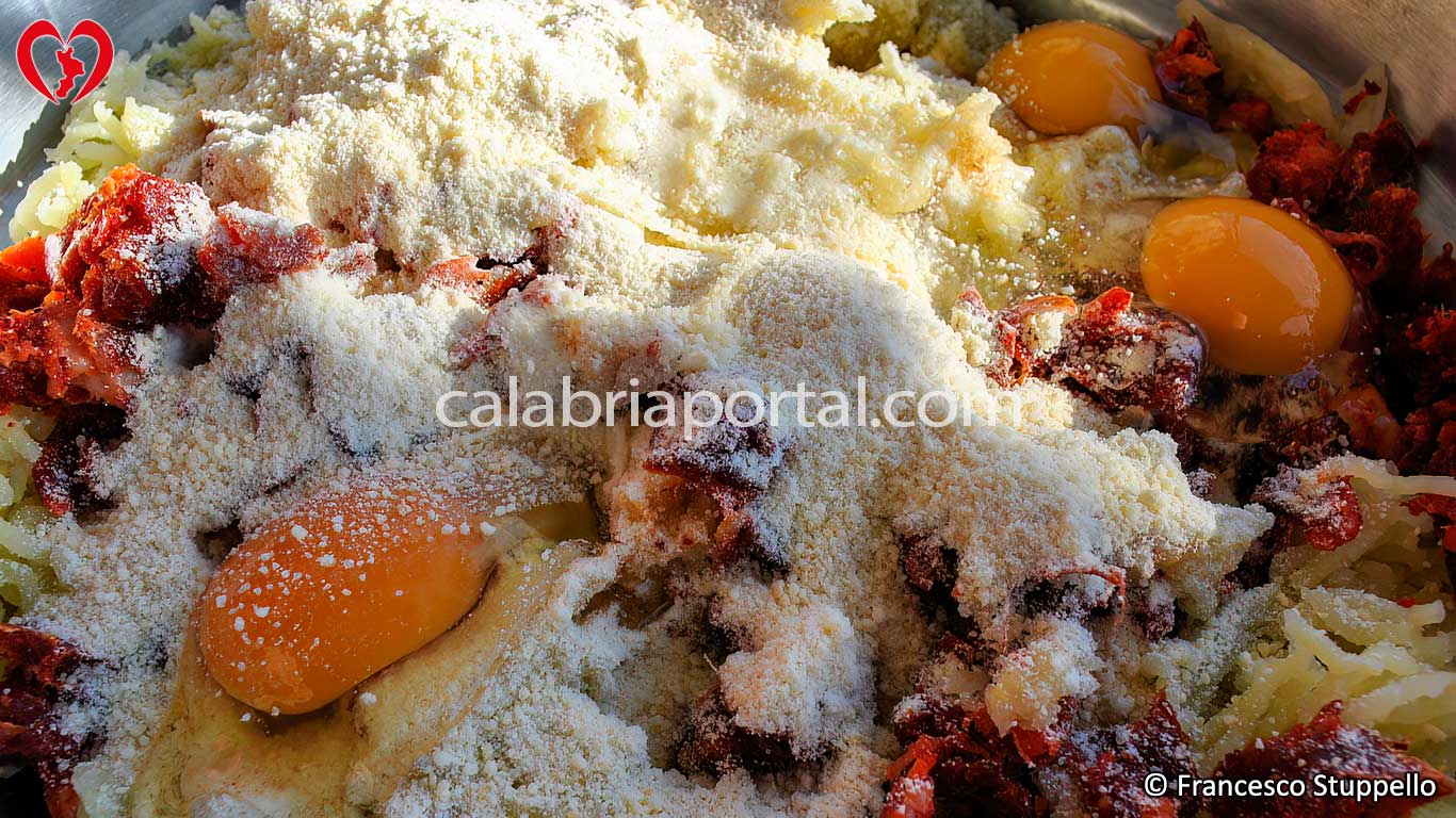 Ricetta delle Polpette di Carnevale di Tortora: aggiungete le uova Ricetta delle Polpette di Carnevale di Tortora: aggiungete le uova