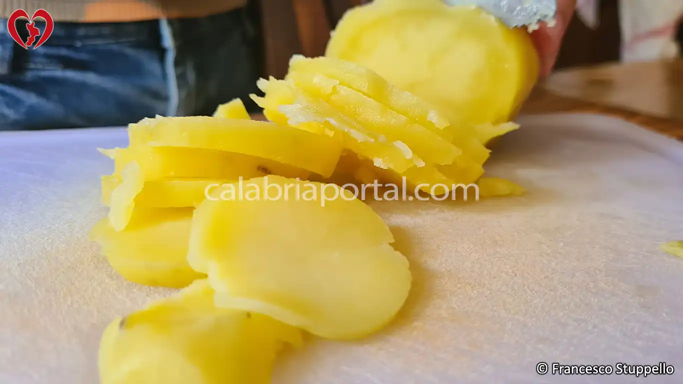 Ricetta delle Foglie di Amaranto con Patate Lesse e Peperoni alla Calabrese: fate lessare le patate