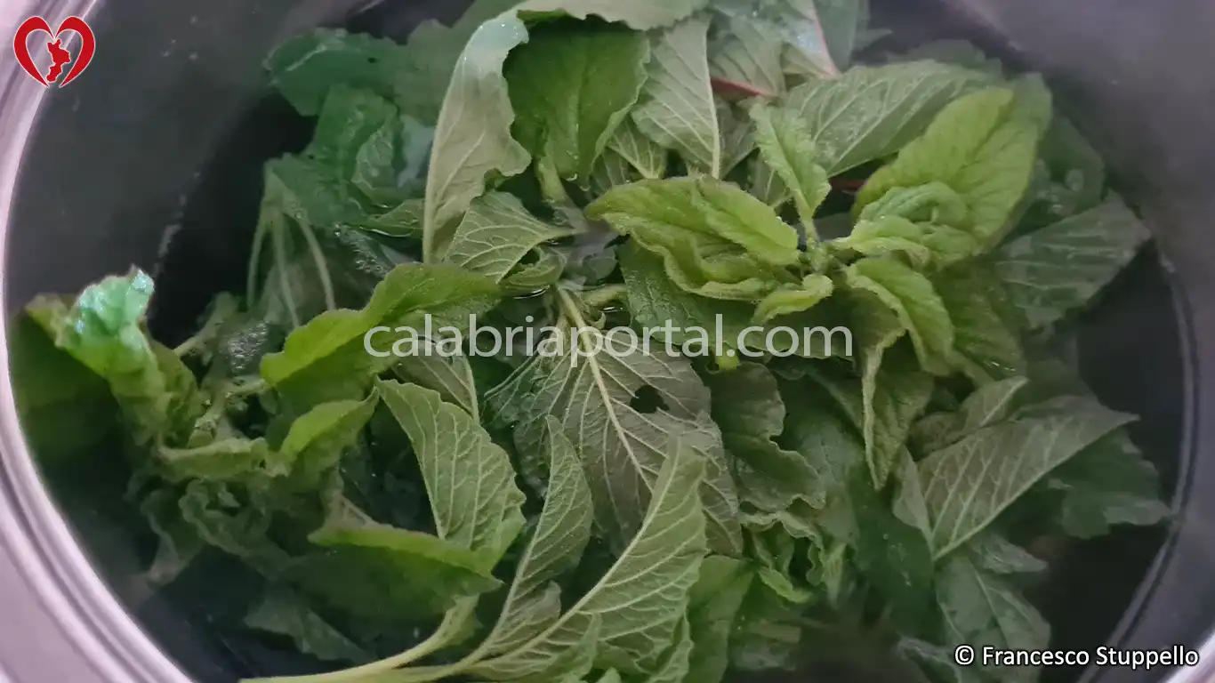 Ricetta delle Foglie di Amaranto con Patate Lesse e Peperoni alla Calabrese: fate lessare le foglie dell'amaranto